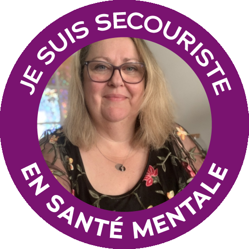 Portrait de Nathalie Raveaud entour&eacute; d&rsquo;un cercle violet portant la mention &laquo; Je suis secouriste en sant&eacute; mentale &raquo;.